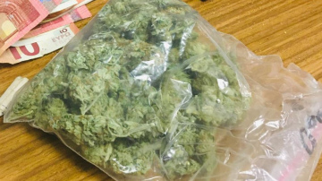 Bauskas iecirkņa policisti jauniešiem atsavina narkotiskās vielas un naudu