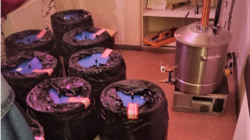 Valsts policija aizdomās par akcizēto preču nelegālu apriti Liepājā aiztur vairākas personas