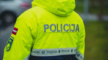 Valsts policija veic pārbaudes Talsos, apturot mācību automašīnas