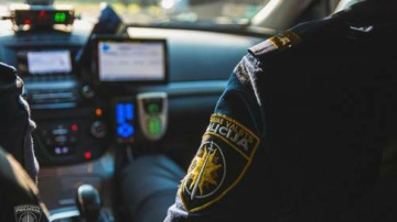 Autovadītājs, būdams alkohola reibumā un bez transportlīdzekļa vadīšanas tiesībām, cenšas aizbēgt no policistiem