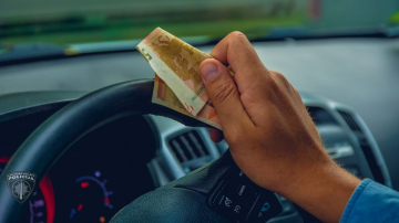 Autovadītājs pārsniedz atļauto braukšanas ātrumu un policistam dod 100 eiro kukuli