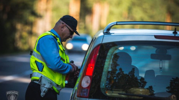 Automašīnas pasažieri aizstāv dzērājšoferi, piesolot policistiem kukuli