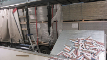 VID muitas amatpersonas būvniecības materiālu kravā atklāj 9 miljonus kontrabandas cigarešu