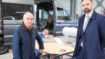 Swedbank piešķir finansējumu teju miljona eiro apmērā mikroautobusu pārbūves uzņēmumam “Universāls LTD”