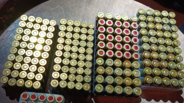 Valsts policijas Kuldīgas iecirkņa amatpersonas kratīšanas laikā izņem ieročus, munīciju un cigaretes