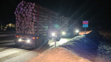 Kravas pārvadātājs ar pārkrautu kravu tiek pie virknes administratīvo pārkāpumu procesiem
