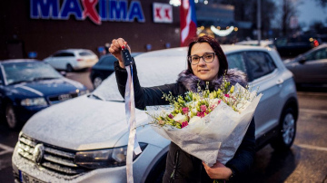 Īpašajā “Maxima” 20 gadu jubilejas darbinieku loterijā auto laimējusi darbiniece no Jēkabpils
