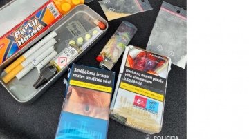 Dienesta suņi Marko, Yaro un Enzo Kandavas skolā palīdz atklāt likumpārkāpumus