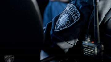 Valsts policija aizdomās par ļaunprātīgu dedzināšanu Kuldīgā aizturēja vīrieti