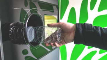 Jēkabpilī aiztur vīrieti, kurš taromātā mēģina nodot pudeles ar viltotām atpazīšanas zīmēm