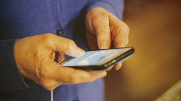 Telefonkrāpnieki arvien biežāk uzdodas par valsts pārvaldes iestāžu darbiniekiem un vilto telefona numurus