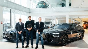 Ar BMW pretim uzvarām – "Inchcape Latvija" nodod elektroautomobiļus Latvijas tenisa izlases rīcībā