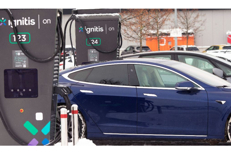 Ieguldot 300 000 eiro, “Ignitis Latvija” izveidos elektroauto uzlādes staciju pie modes un izklaides centra “Rīga Plaza”