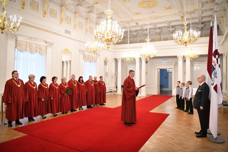 Rīgas pilī tiesneša zvērestu Valsts prezidentam dod Augstākās tiesas tiesnesis Erlens Kalniņš