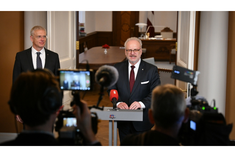 Valsts prezidents Egils Levits un Ministru prezidents Krišjānis Kariņš pārrunā valsts budžeta veidošanas procesu