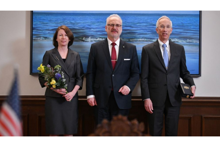 Valsts prezidents pasniedz Triju Zvaigžņu ordeni ASV vēstniekam