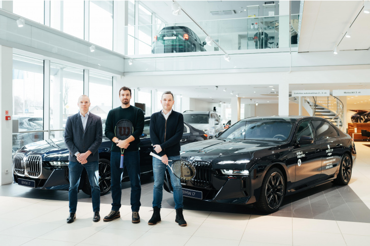 Ar BMW pretim uzvarām – "Inchcape Latvija" nodod elektroautomobiļus Latvijas tenisa izlases rīcībā