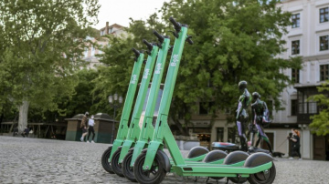 “Bolt” pētījums: 36 % Latvijas iedzīvotāju kombinē braucienus ar skrejriteni un sabiedrisko transportu automašīnas vietā