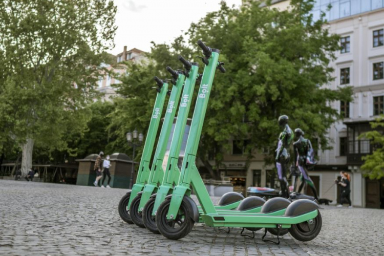 “Bolt” pētījums: 36 % Latvijas iedzīvotāju kombinē braucienus ar skrejriteni un sabiedrisko transportu automašīnas vietā
