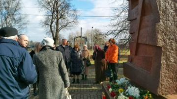 Pie Šķirotavas stacijas pieminekļa Latvijas represētājiem upuriem nolikti ziedi un iedegtas svecītes