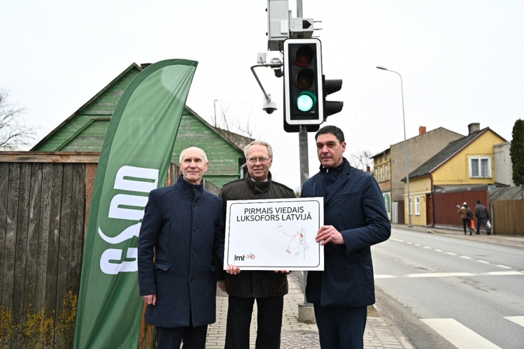 Pirmo reizi Latvijā sarkanās gaismas pārkāpumus oficiāli fiksēs viedais luksofors