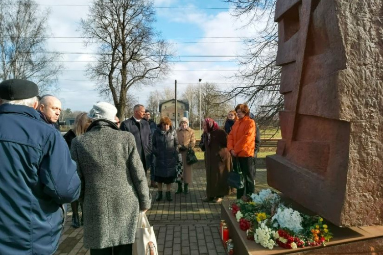 Pie Šķirotavas stacijas pieminekļa Latvijas represētājiem upuriem nolikti ziedi un iedegtas svecītes