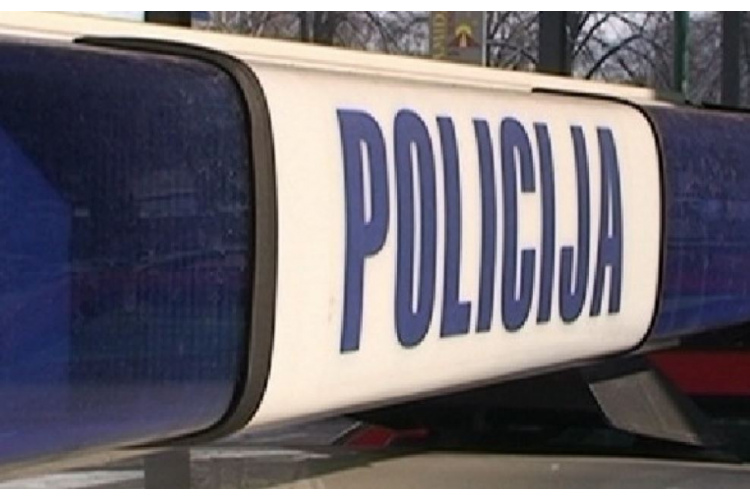 Valsts policija atkārtoti aizturēja sievieti par karu slavinošu simbolu izmantošanu; viņai piemērots apcietinājums