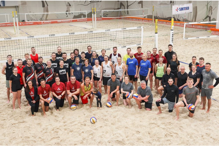 Aizvadīts pirmais sporta federāciju un organizāciju savstarpējais pludmales volejbola turnīrs
