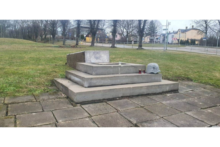 Šonakt Bauskā Uzvaras ielā nogāzts piemineklis: Valsts policija aicina atsaukties aculieciniekus
