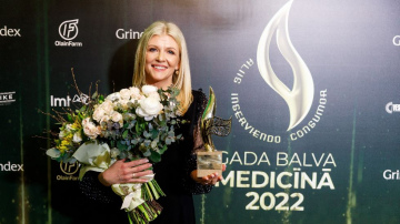“Mēness aptiekas” farmaceite Ieva Virza saņēmusi “Gada balvu medicīnā 2022”