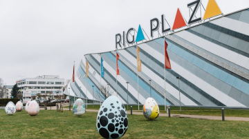 Jaunie mākslinieki radījuši lielformāta Lieldienu olu izstādi pie Rīga Plaza
