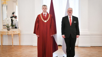 Augstākās tiesas tiesnesis Ermīns Darapoļskis dod tiesneša zvērestu Valsts prezidentam Egilam Levitam