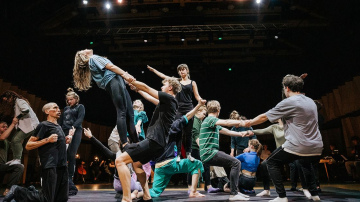 Cēsu jaunieši rada performanci, apvienojot cirka un laikmetīgās mūzikas pasauli