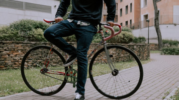 Esi vērīgs – velosipēdi un motocikli atgriežas ielās