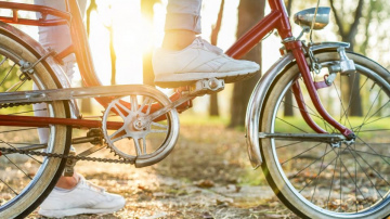 No suņu kodumiem līdz sadursmēm ar auto – kā izvairīties no traumām velosezonā