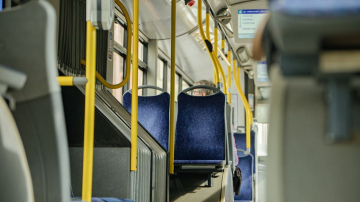 No 1. maija vēl 11 sabiedriskā transporta maršrutos iekāpšana tiks organizēta tikai pa priekšējām durvīm