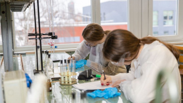 Ar ceļojumu uz Šveici apbalvos biomateriālu jomā erudītākos Latvijas skolēnus