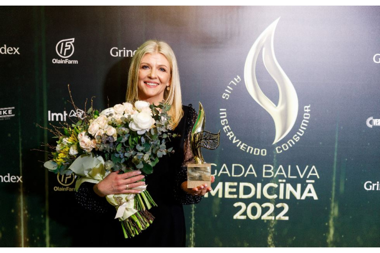 “Mēness aptiekas” farmaceite Ieva Virza saņēmusi “Gada balvu medicīnā 2022”