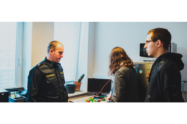 Valsts policijas inspektors šogad pieprasītākā profesija Ēnu dienā, pulcējot ap 400 jauniešu