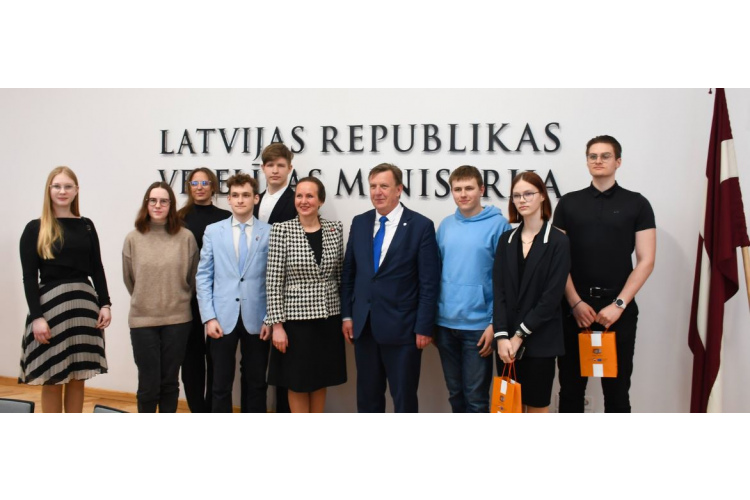 Ministri ar “ēnām” diskutē par e-cigarešu izplatības mazināšanu
