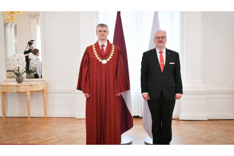 Augstākās tiesas tiesnesis Ermīns Darapoļskis dod tiesneša zvērestu Valsts prezidentam Egilam Levitam