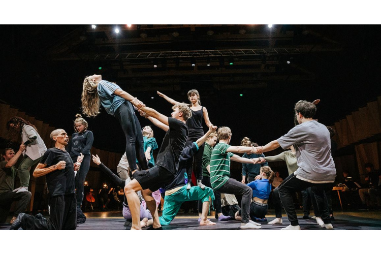 Cēsu jaunieši rada performanci, apvienojot cirka un laikmetīgās mūzikas pasauli