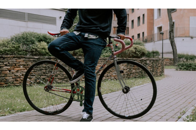 Esi vērīgs – velosipēdi un motocikli atgriežas ielās