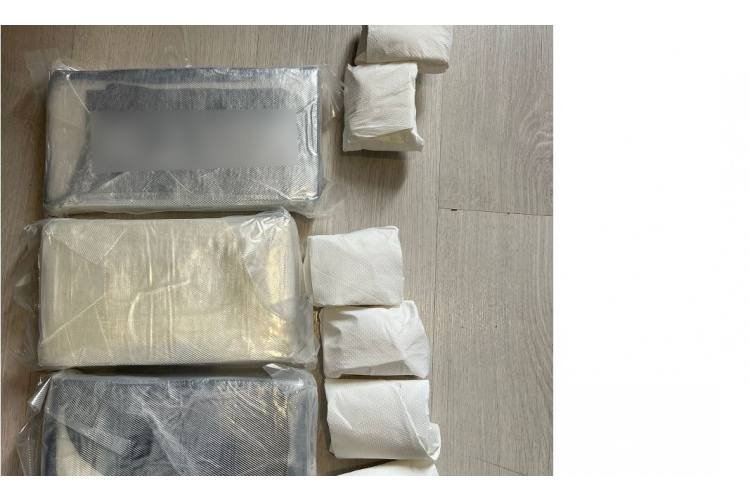 Valsts policija Rīgā aiztur narkodīlerus ar šaujamieročiem un vairākiem kilogramiem kokaīna