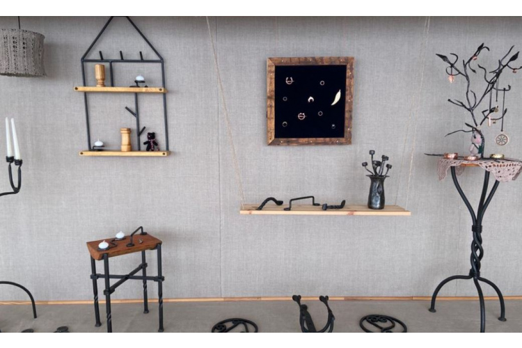 Tautas lietišķās mākslas studijas “Zīle” metālkalumu izstāde “Dažādība metālā” Rīgas Kultūras centra “Iļģuciems” vitrīnā