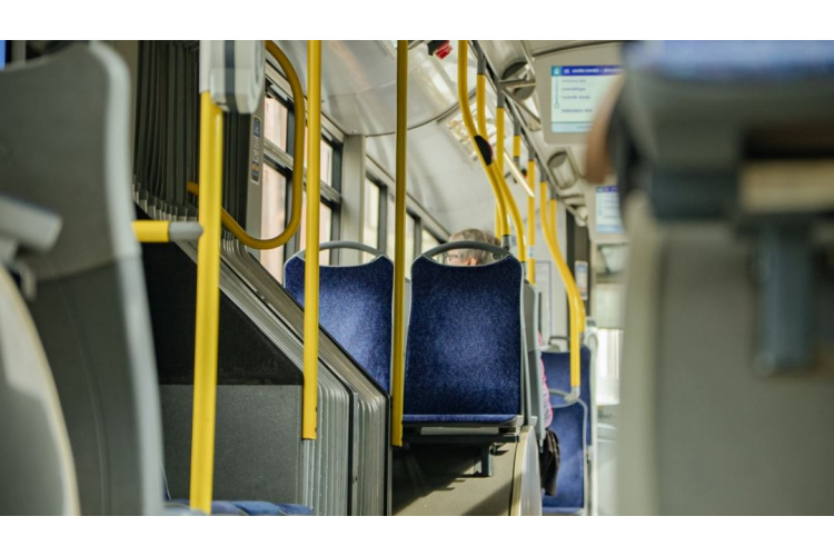 No 1. maija vēl 11 sabiedriskā transporta maršrutos iekāpšana tiks organizēta tikai pa priekšējām durvīm