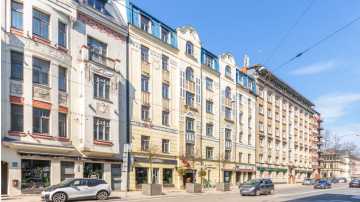 Diriģenta kociņš pircēju rokās: savi līdzekļi ļauj nokaulēt īpašuma cenu