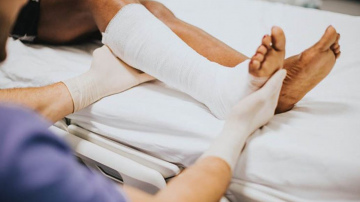 Vecākiem jābūt gataviem maksāt par bērnu vasarā gūto traumu ārstēšanu