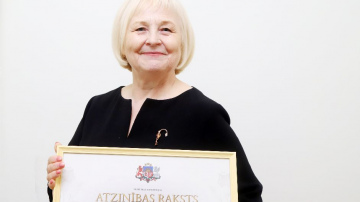 „Mēness aptieka”:  Farmaceite saņem Veselības ministrijas apbalvojumu Latvijas Republikas Neatkarības atjaunošanas diena
