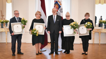Rīgas pilī pasniedz Valsts prezidenta Cildinājuma rakstus